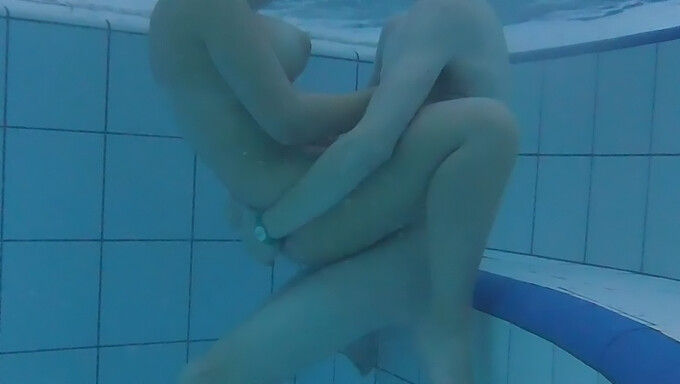 Un Couple D'Adolescents Amateurs Devient Intime Dans La Piscine, Avec De Gros Seins Et Une Grosse Bite En Action