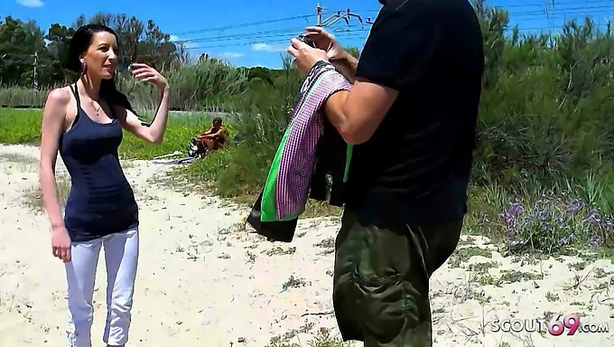 Tania Laat Haar Anale Kers Op Het Strand Wippen Door Een Oudere Man