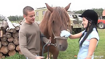 Sexe Hardcore En Plein Air Avec Angelica Et Son Instructeur D'Équitation