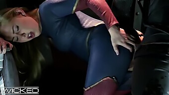 Supergirl Dan Braniac Terlibat Dalam Seks Anal Dalam Video Cosplay