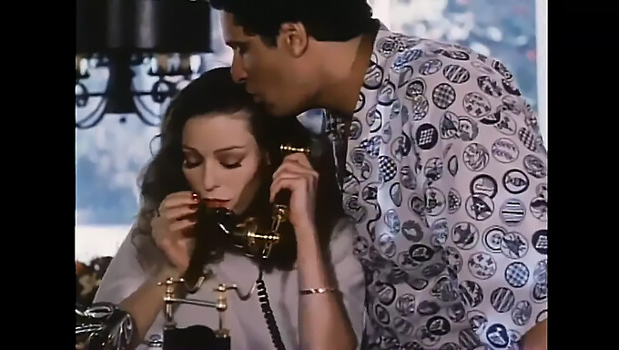 Η Annette Haven Και Ο Harry Reems Σε Μια Κλασική Σκηνή Πορνό