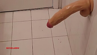 Badezimmer Masturbation Mit Großem Penis