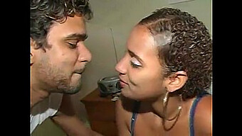 Casal Brasileiro Quente Compartilha Sua Fita De Sexo Quente Online