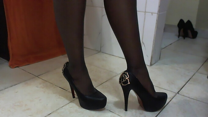 Black Beauty In New Heels In Mobile Video