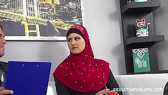 Lawyer Recibe Una Mamada Hardcore De Una Sexy Muslimah