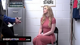 Sunny Lane, Seorang Milf Yang Mengenakan Kacamata, Menikmati Aksi Dari Belakang Penjaga Keamanan.