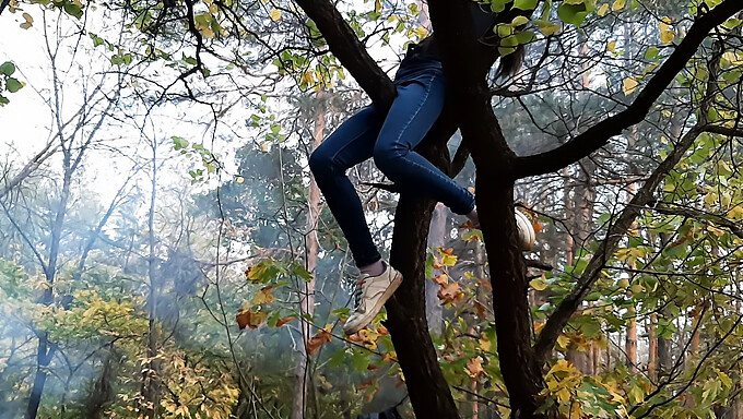 Amateur-Teenagerin Klettert Zum Selbstvergnügen Auf Den Baum Und Fängt Alles Ein