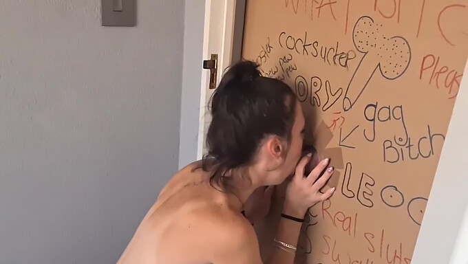 Milf Doživi Presenečenje Na Gloryhole-U In Mu Naredi Oralni Seks, Da Se Prebije