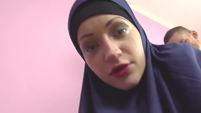 Ameriški Pov Video, V Katerem Pohotna Muslimanka Dobi Trdo Ritko