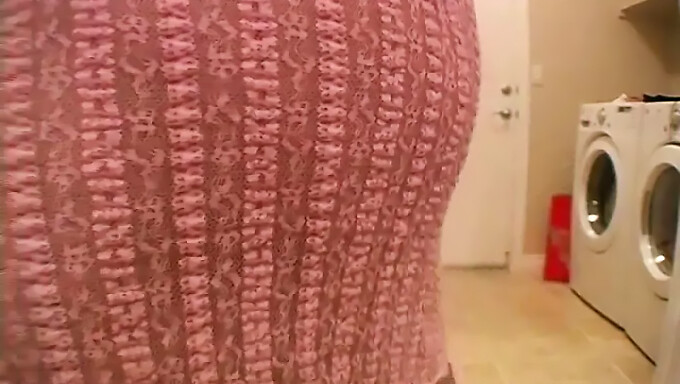 Adolescente De Lingerie Mostra Sua Bunda Grande Em Um Vídeo De Close-Up