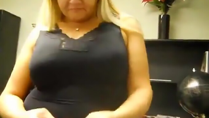 Blondinka Milf Se Sleče Na Spletni Kameri In Razkrije Svoje Velike Naravne Prsi