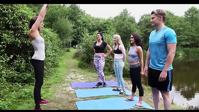 La Sessione Di Yoga All'Aperto Di Una Coppia Cfnm Porta Ad Un'Erezione Inaspettata..