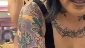 Getatoeëerde Aziatische Schoonheid Danst In Panty'S Op Periscope Voor Vrouwen