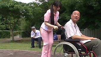 Cuidador Japonês Incomum Tira A Roupa Ao Ar Livre Em Vídeo Amador