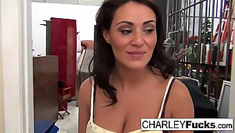 La Pornostar Dalle Grandi Tette Charley Si Diverte Con Un Gioco Solitario